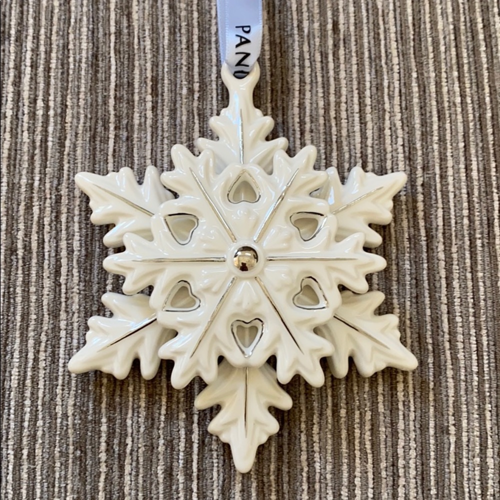 New Pandora 2015 Ornament Snowflake Ceramic with Logo Ribbon In Box - Picture 4 of 8